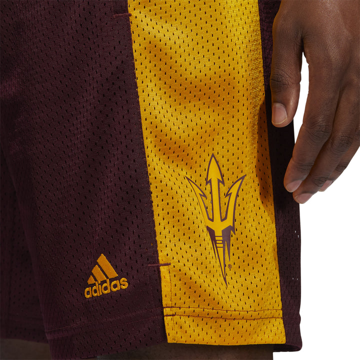 Small pitchfork logo at the bottom of the gold strip on the side of the leg.